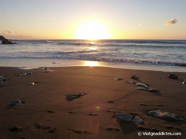 Posta de sol sobre la platja d'Ajuy (Fuerteventura)