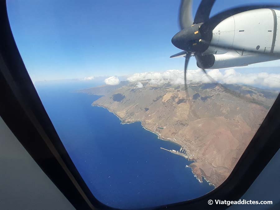 Vista sobre la costa oriental de El Hierro antes del aterrizaje