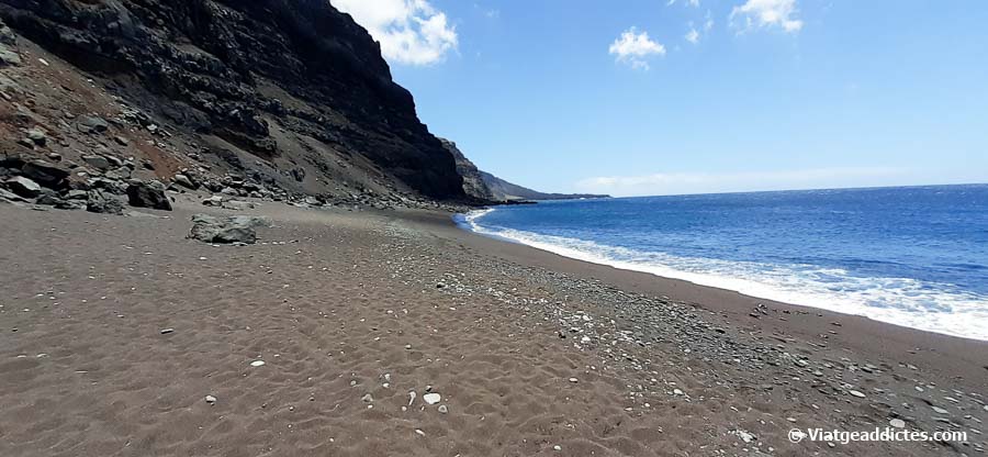 Playa de arena roja de El Verodal, en la costa noroeste de El Hierro