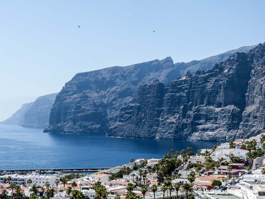 Vista sobre el Acantilado de Los Gigantes y Puerto de Santiago,<br />en la costa oeste de Tenerife