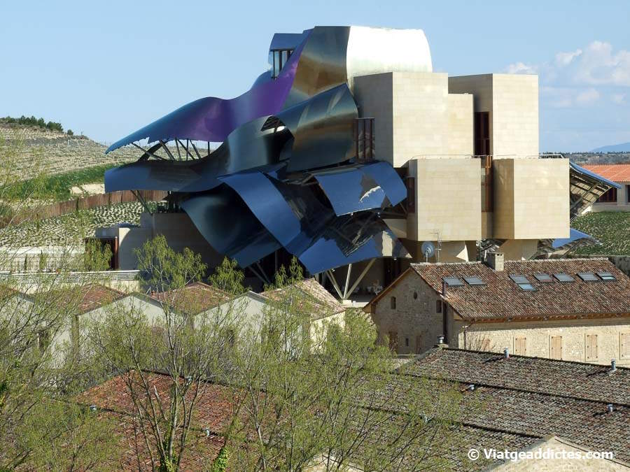 Les bodegues Marqués de Riscal amb l'edifici de Frank Gehry (Elciego)