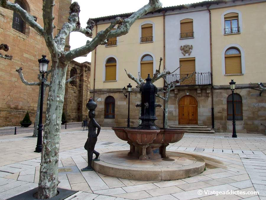 Fuente y homenaje a la mujer navarretana en la Plaza Mayor (Navarrete)