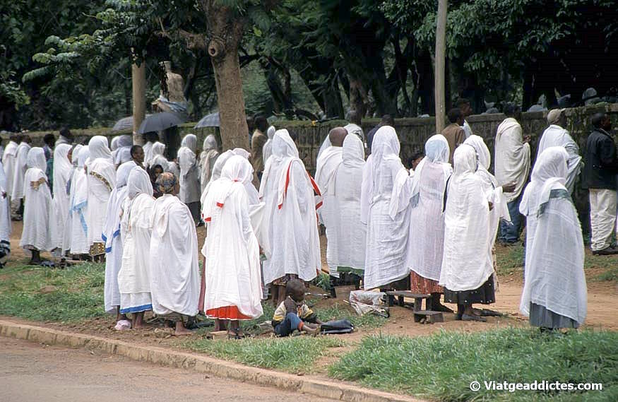 Mujeres etíopes asistiendo a una ceremonia religiosa