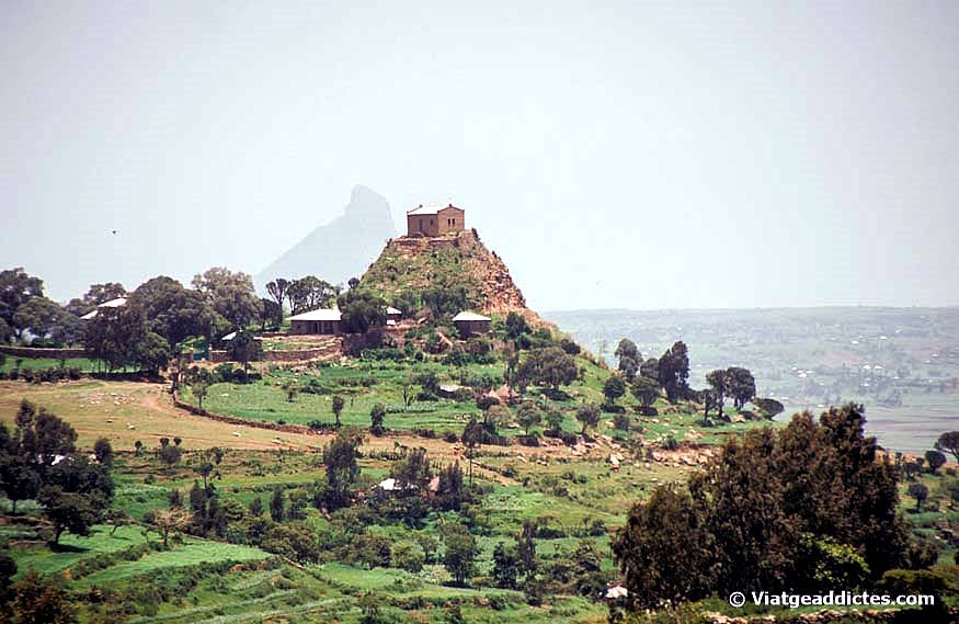 Vista del monasterio de Pantaleon, sobre un cerro
