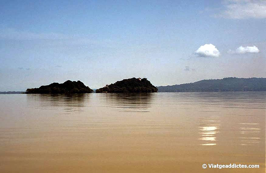 Illes amb monestirs sobre el llac Tana