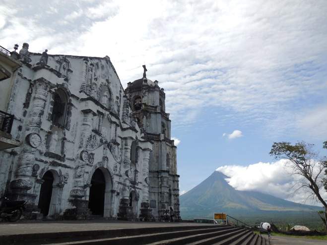 Iglesia de Daraga, con el volcán Mayon de fondo
