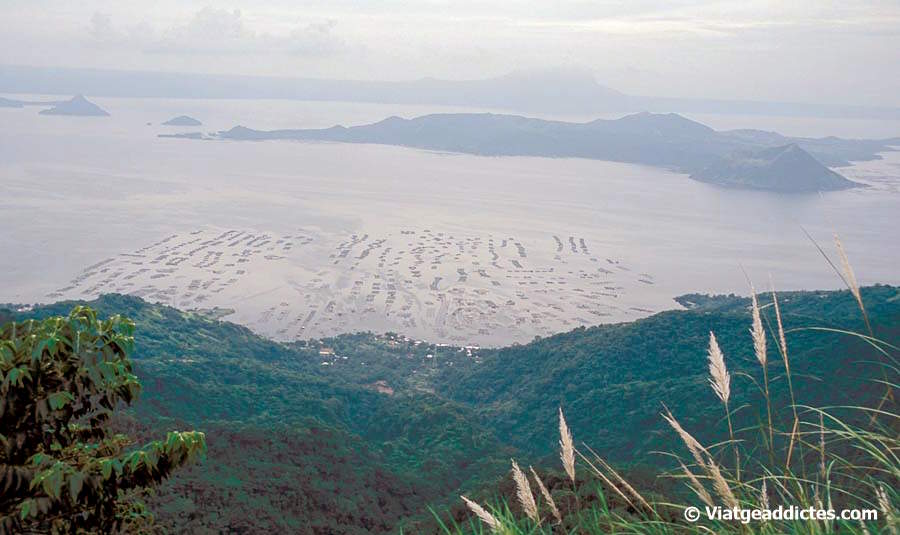 Vista panorámica (y con neblina) del lago y del volcán Taal (Cavite, Luzón)