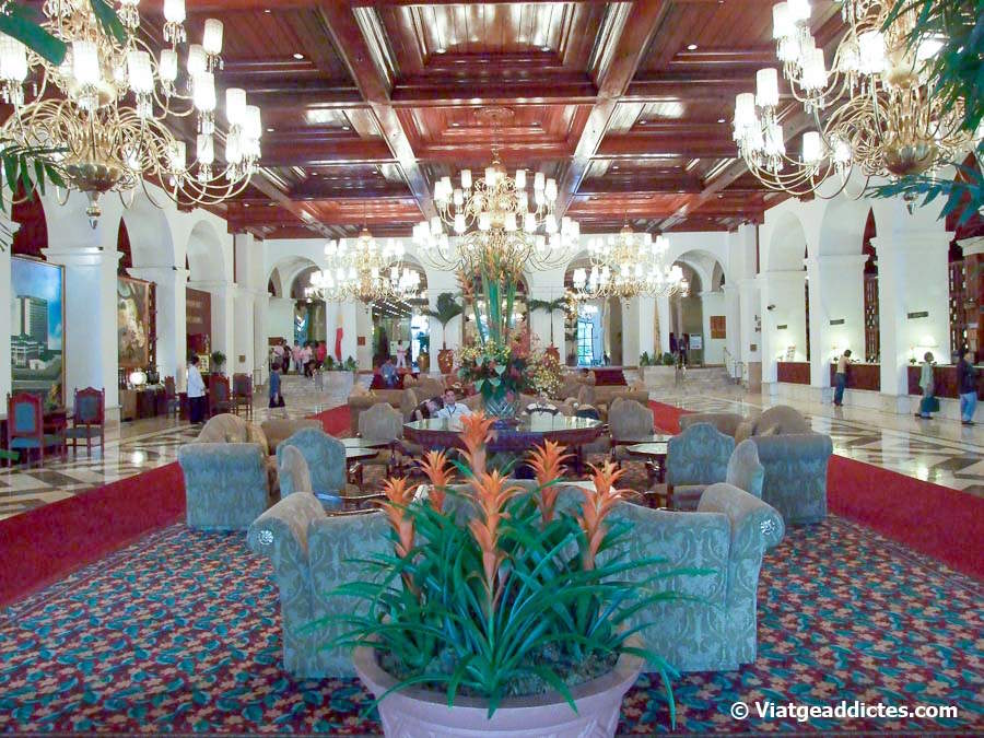 En l'interior de l'històric Manila Hotel (Manila, Luzon)