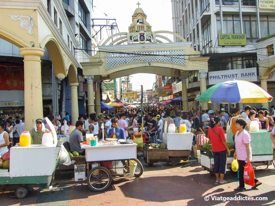 Mercado de Quiapo en la entrada de la calle Villaobos (Manila, Luzón)