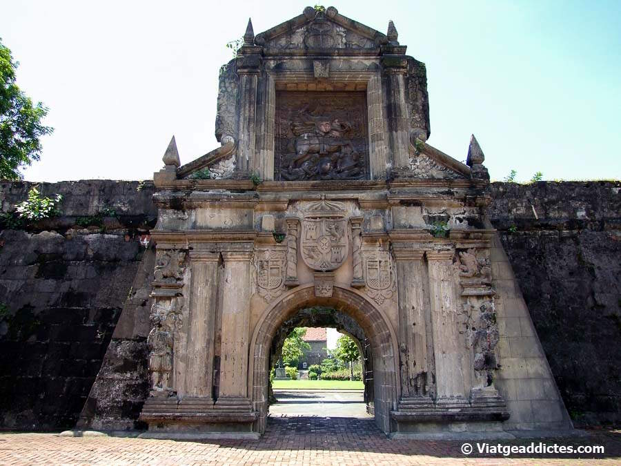 Puerta de entrada al fuerte Santiago (Manila, Luzón)