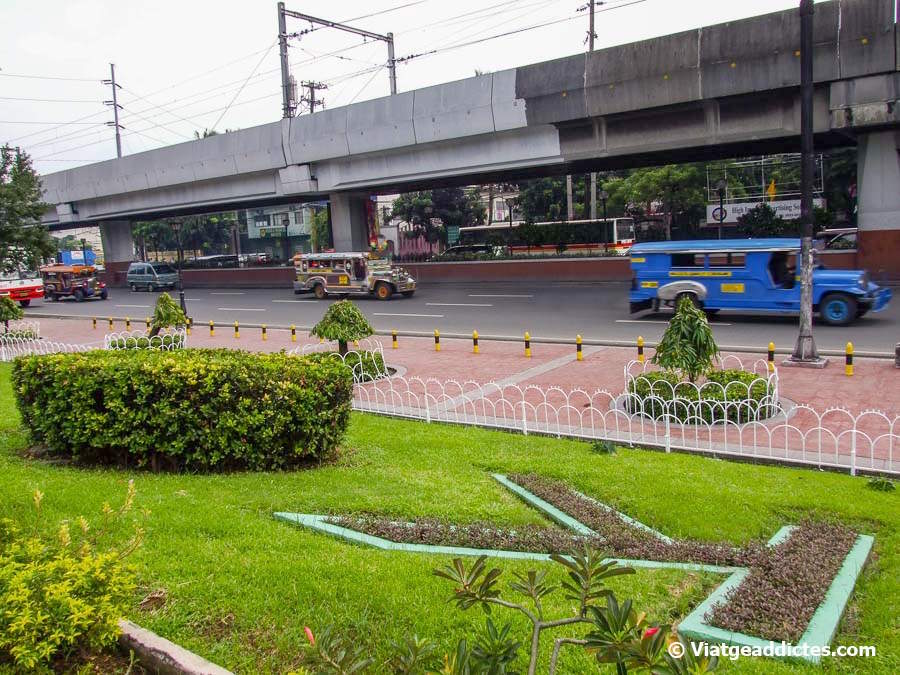 Avenida de Manila y viaducto del MRT (Manila, Luzón)