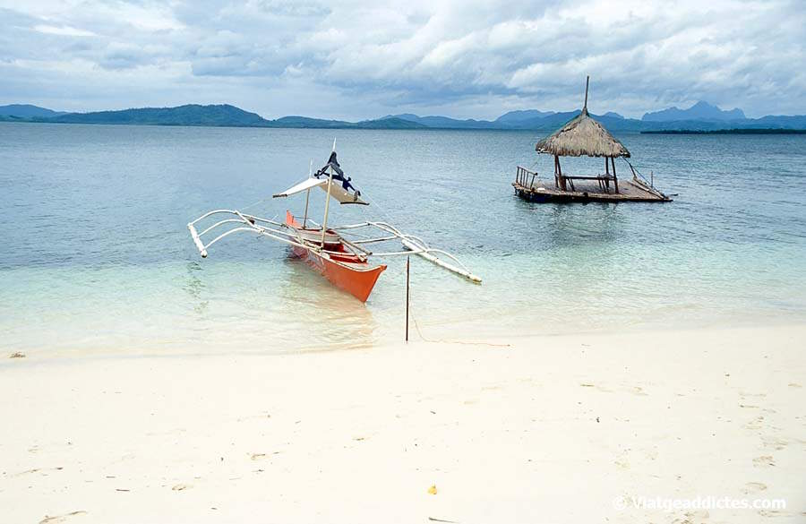 Bangka en la platja de l'illa Snake (Honda Bay, Palawan)