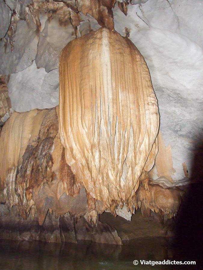 Estalactites de formes curioses en la cova del riu subterrani (Sabang, Palawan)