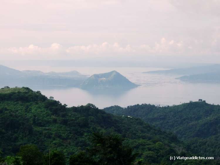 Vista del lago y volcán Taal