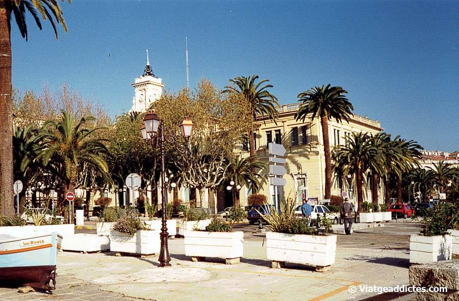 El edificio del ayuntamiento y centro de Ajaccio