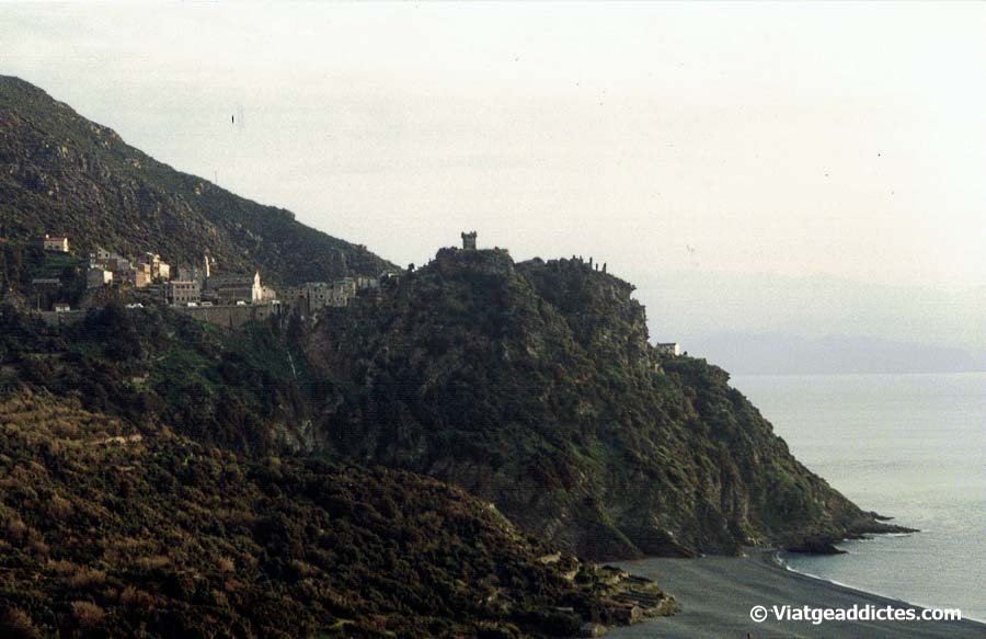 El poble i platja de Nonza, en la costa oest de Cap Corse