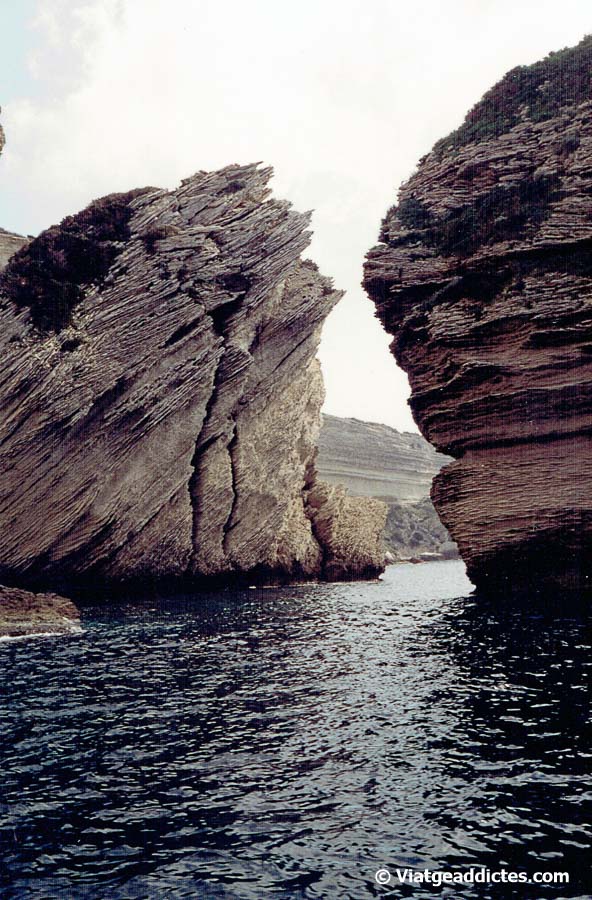 Navegando entre grandes rocas ante la costa de Bonifazzio