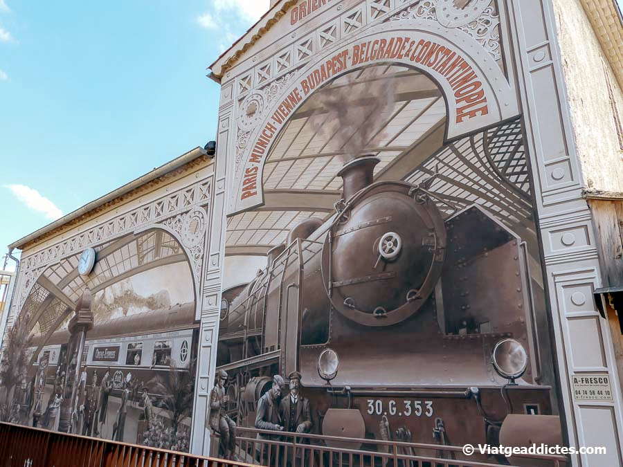Mural dedicat a l'Orient Express en l'estació de tren de Mandalieu-la-Napoule