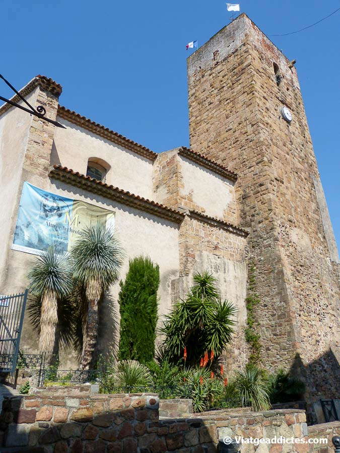 La torre de la iglesia románica de San Raféu (Saint-Raphaël)