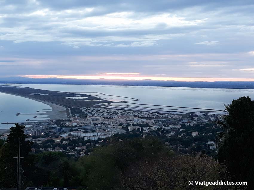 Vista panorámica del mar y de la laguna de Thau desde el mirador del Mont Saint Clair (Sète)