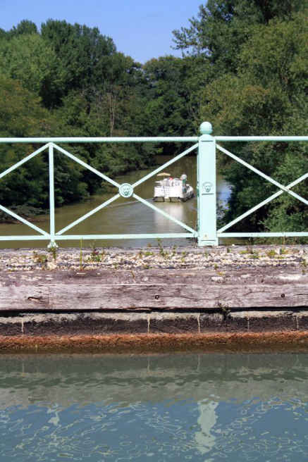 Puente Canal sobre el río Baïse