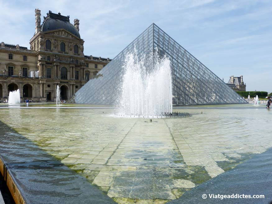 Vista de la pirámide del Museo del Louvre (París)