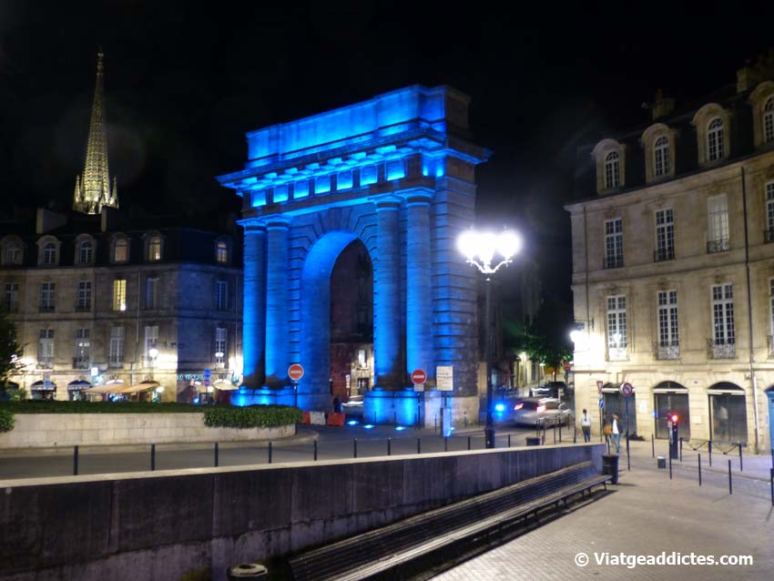 La Puerta de Bourgogne iluminada (Burdeos)