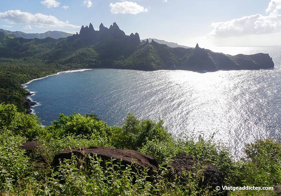 Vista panoràmica sobre la badia d'Aakapa i les seves agulles basàltiques (Nuku Hiva, illes Marqueses)