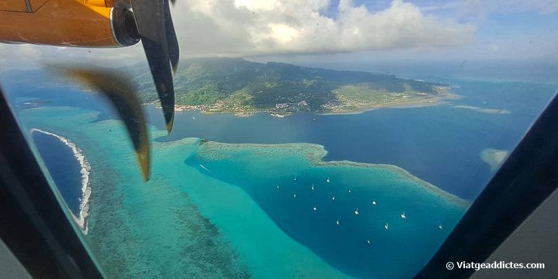 Sobrevolant la llacuna de les illes de Ra'iātea i Tahaa (Ra'iātea, illes de la Societat)