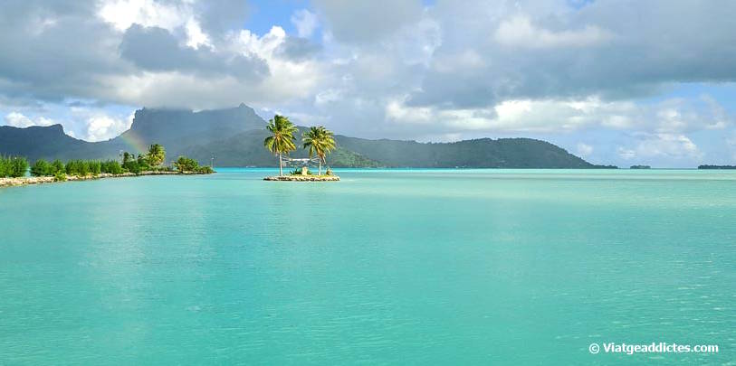 Arribada amb el ferri al «motu» on està l'aeroport (Motu Mute, Bora Bora, illes de la Societat)