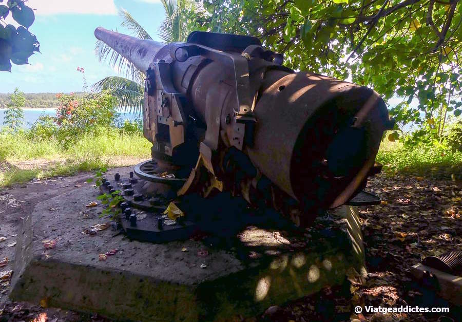 Restes rovellades d'un dels canons de la Segona Guerra Mundial a Faanui (Faanui, Bora Bora, illes de la Societat)