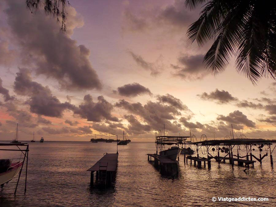 Posta de sol sobre la petita badia de Fa'atahi (Bora Bora, illes de la Societat)