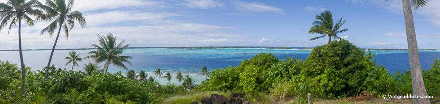 Vista panoràmica de la llacuna i els motus de la costa oriental (Fiti'u'u, Bora Bora, illes de la Societat)
