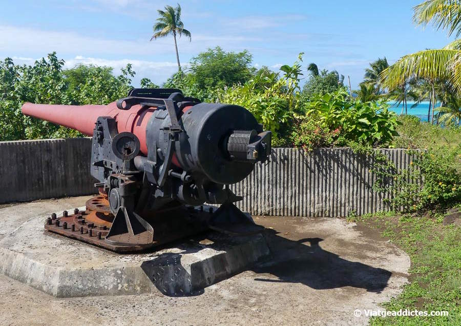 Un dels dos canons que hi ha a la península de Fiti'u'u (Fiti'u'u, Bora Bora, illes de la Societat)