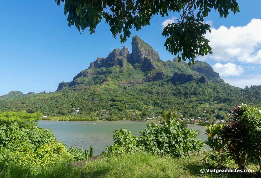 Vistes de la badia de Vairou i el mont Otemanu des de la península de Fiti'u'u (Fiti'u'u, Bora Bora, illes de la Societat)