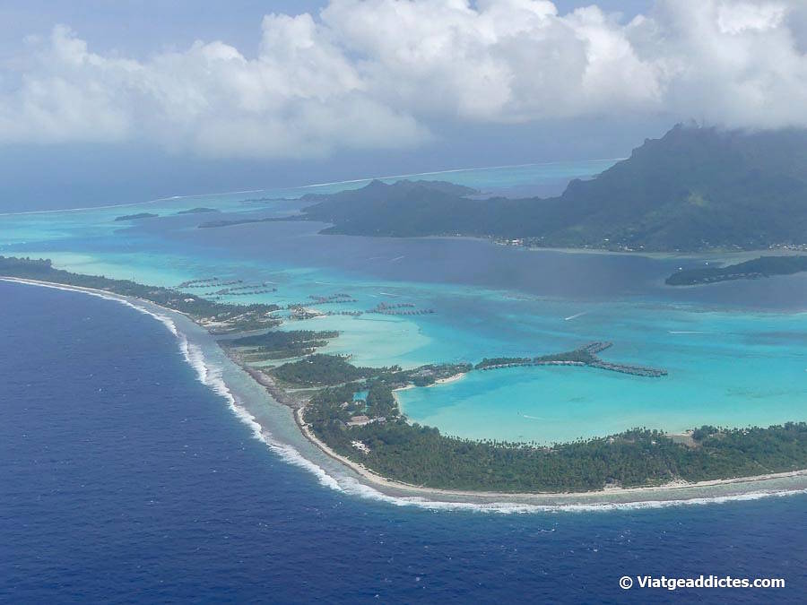Arribant a Bora Bora pel seu costat nord-oriental (Bora Bora, illes de la Societat)