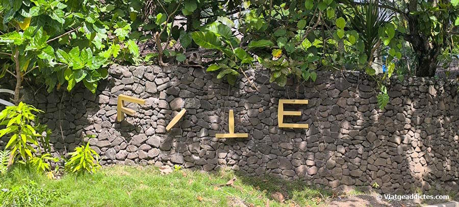 El que queda del rètol «Sofitel» a l'entrada de l'antic complex (Anau, Bora Bora, illes de la Societat)