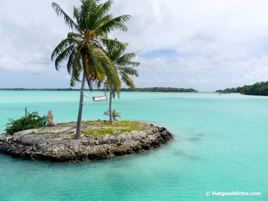 Estàtua d'una sirena en un petit illot davant l'aeroport de Bora Bora (Motu Mute, Bora Bora, illes de la Societat)