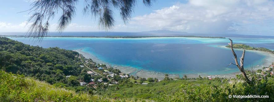 Vista panoràmica cap a Anau, els motus orientals i l'illa de Ra'iatea al fons (Nunu'e, Bora Bora, illes de la Societat)