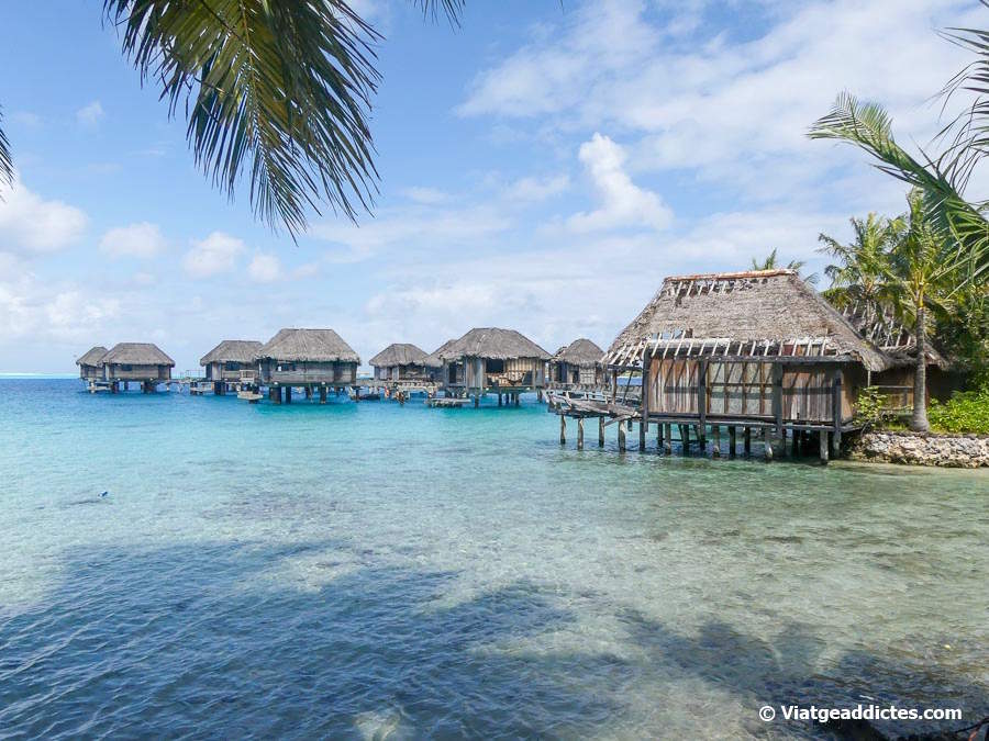 Alguns dels bungalous abandonats del Sofitel Bora Bora Marara Beach Resort (Anau, Bora Bora, illes de la Societat)