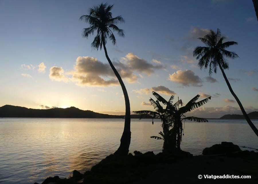 Posta de sol sobre el motu Toopua (badia de Pofai, Bora Bora, illes de la Societat)