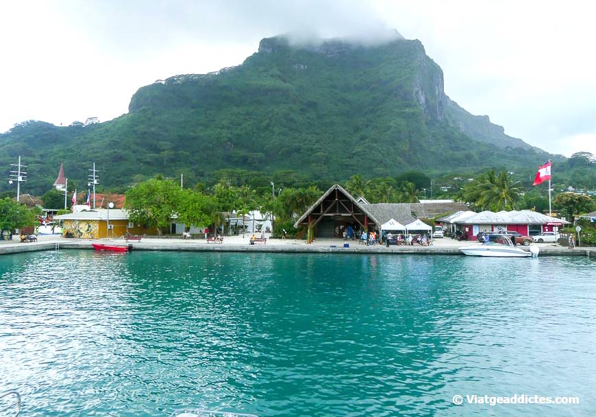 Salpant del petit port de Vaitape amb el ferri (Vaitape, Bora Bora, illes de la Societat)