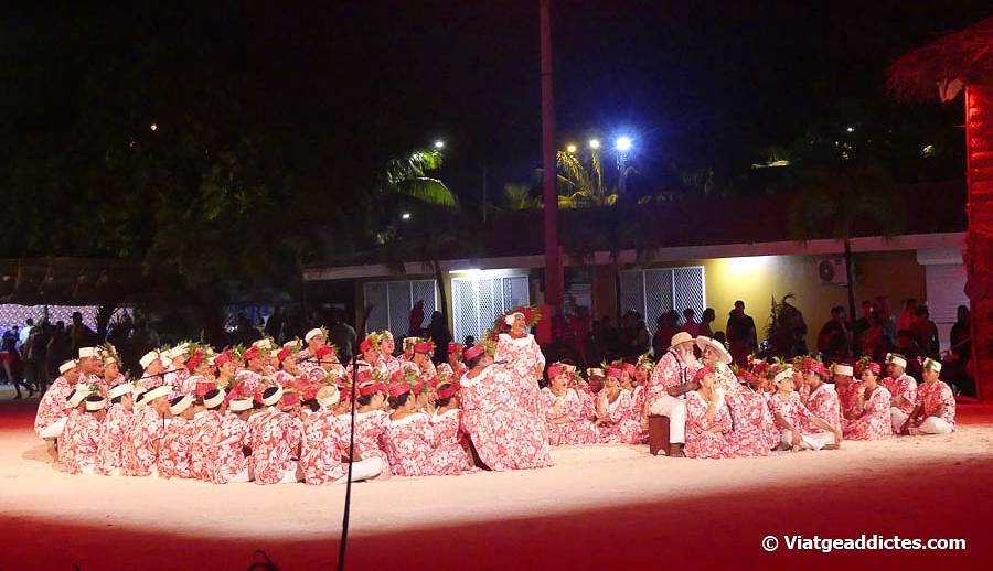 Actuació de la comuna d'Anau en el Bora Bora Heiva Festival (Vaitape, Bora Bora, illes de la Societat)