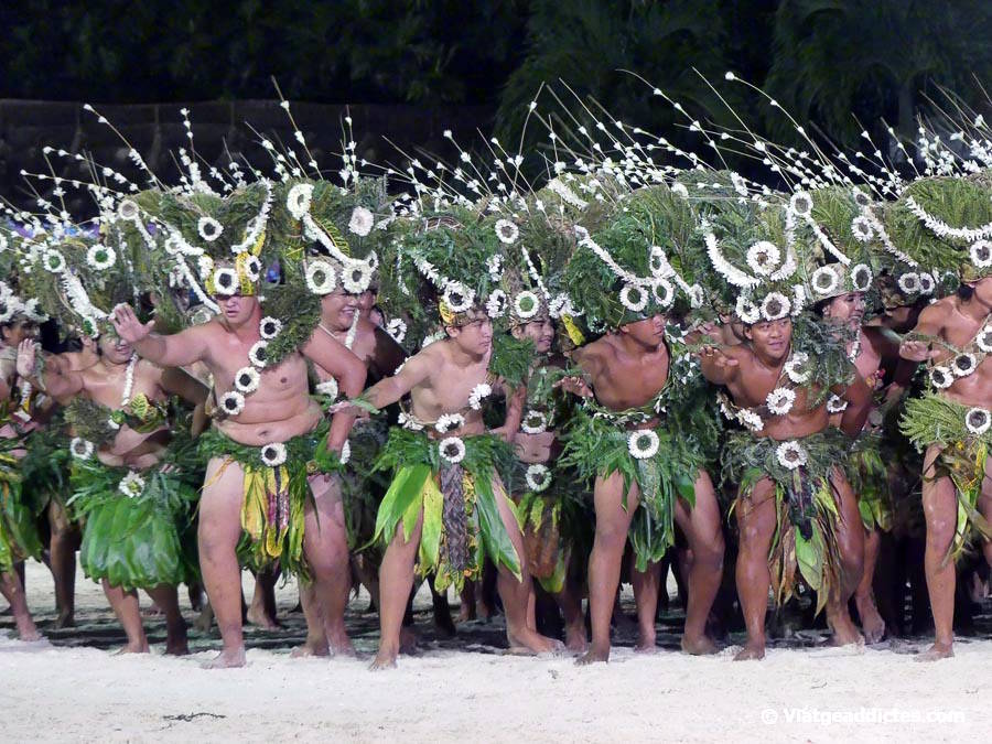 Actuació de la comuna de Faanui en el Bora Bora Heiva Festival (Vaitape, Bora Bora, illes de la Societat)