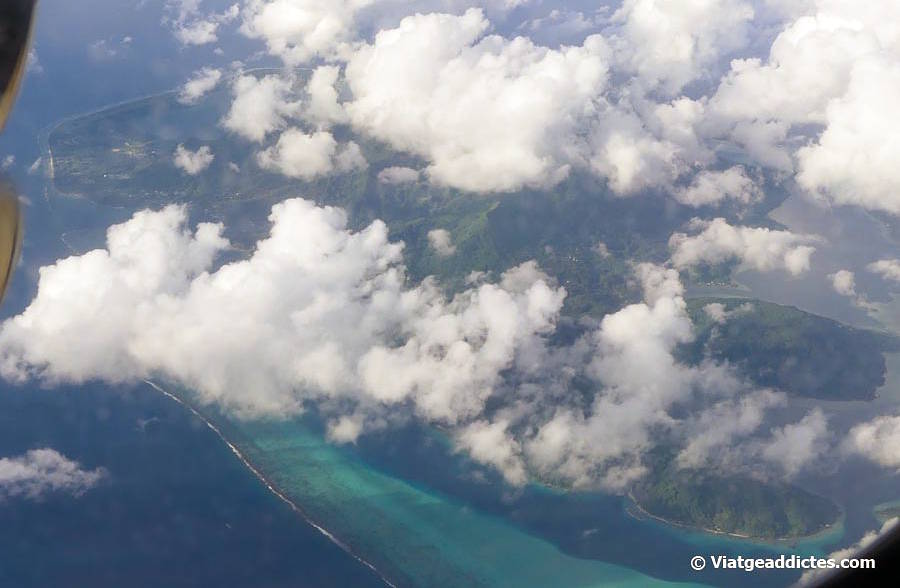 Sobrevolant l'illa de Huahine (Huahine, illes de la Societat)
