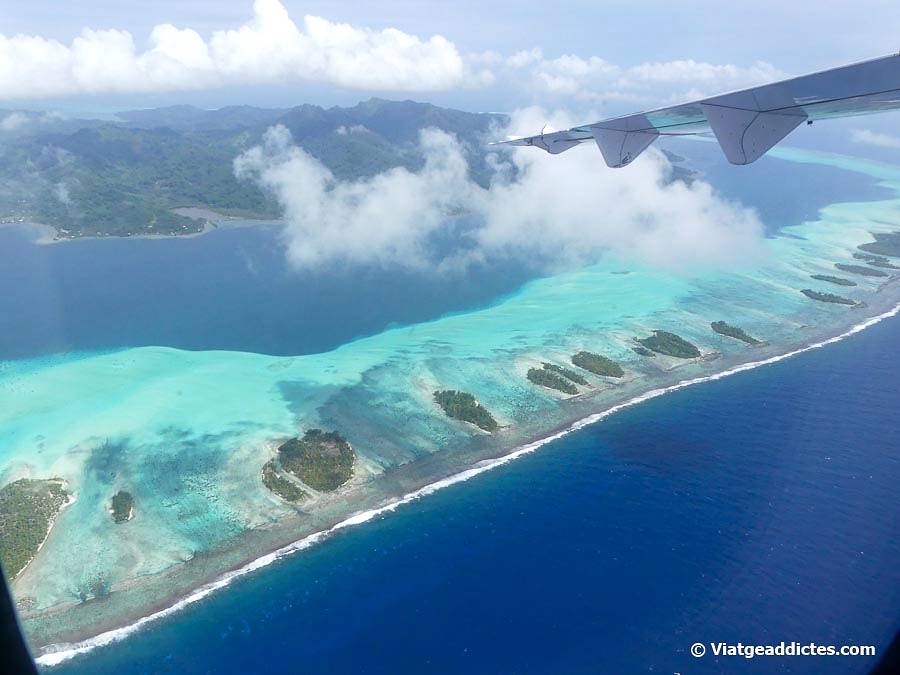 Sobrevolant la llacuna, l'escull i els motus de Taha'a (Taha'a, illes de la Societat)