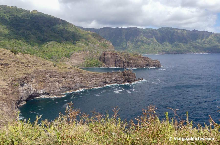 Vistes sobre la rugosa costa nord de l'illa (badia d'Anahi, Hiva Oa, illes Marqueses)