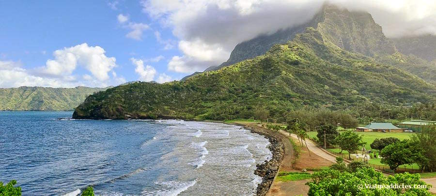 Vista de la platja d'Atuona i el mont Temetiu al fons (Atuona, Hiva Oa, illes Marqueses)
