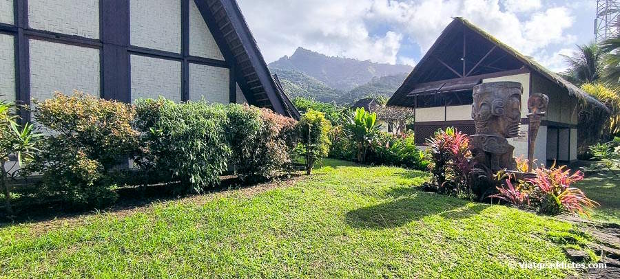Jardins i reproducció de la casa on va viure Paul Gauguin els seus darrers anys (Atuona, Hiva Oa, illes Marqueses)