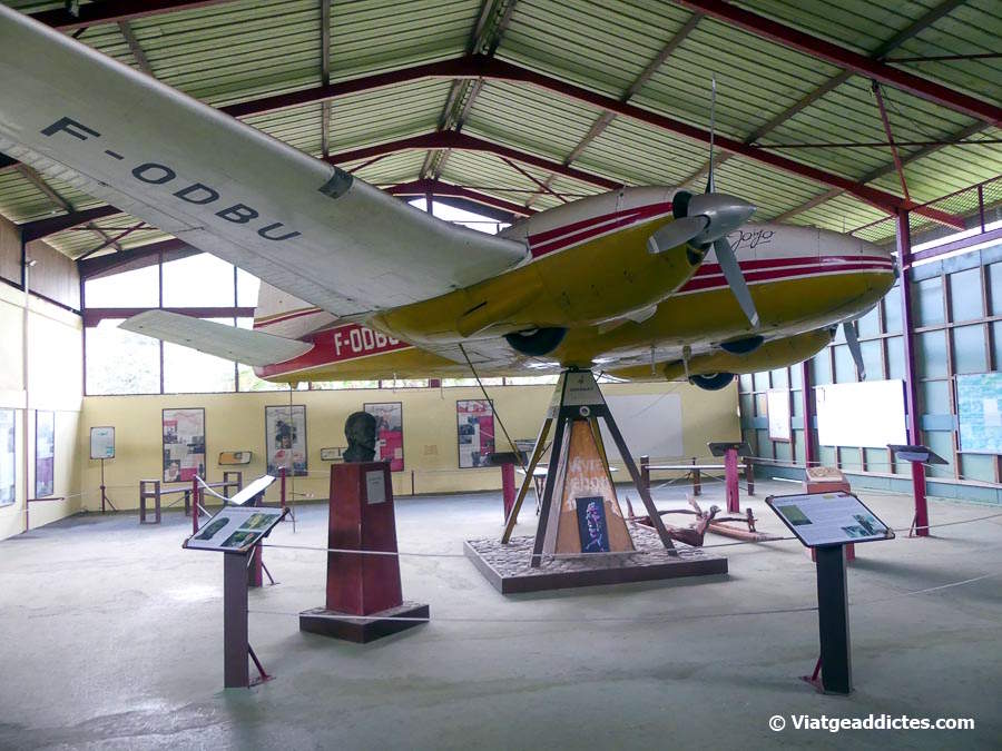L'avió de Jacques Brel exposat en l'Espai Cultural Jacques Brel (Atuona, Hiva Oa, illes Marqueses)